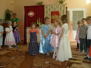 2008-05-15 Przedstawienie Kopciuszek w wykonaniu dzieci z grupy Średniaków