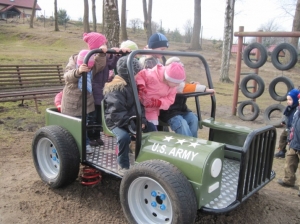 22.03.2011 Nowy sprzęt na placu zabaw