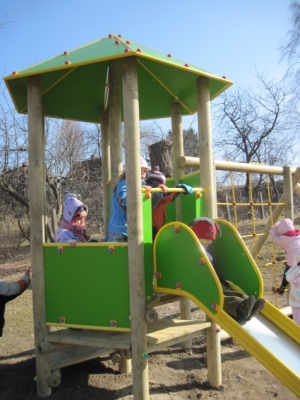 22.03.2011 Nowy sprzęt na placu zabaw
