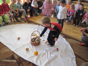 20.04.2011 Świąteczne zabawy z zajączkiem