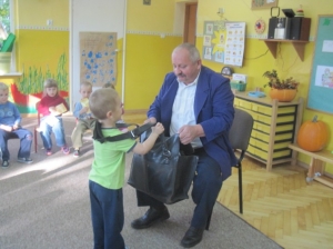 11.10.2012r. Wizyta pana listonosza w grupie maluszków