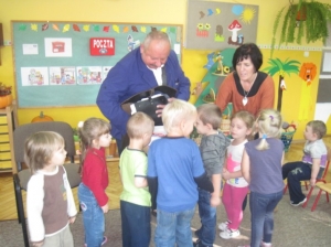 11.10.2012r. Wizyta pana listonosza w grupie maluszków