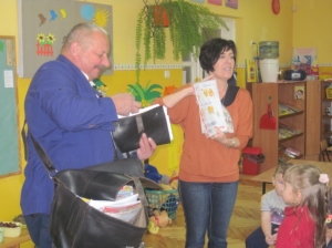 11.10.2012r. Wizyta pana listonosza w grupie maluszków