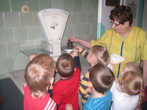 26.02.2013r. Maluszki z wizytą w przedszkolnej kuchni