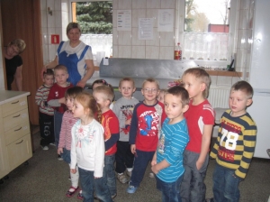 26.02.2013r. Maluszki z wizytą w przedszkolnej kuchni