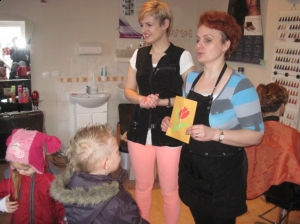 07.03.2013r. Maluszki w salonie fryzjerskim w Wicku
