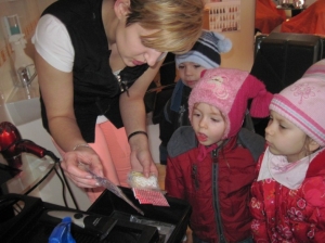 07.03.2013r. Maluszki w salonie fryzjerskim w Wicku