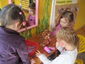 07.03.2013r. Maluszki w salonie fryzjerskim w Wicku