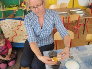 19.04.2013r. Maluszki podglÄdajÄ kury w kurniku