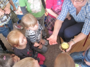 19.04.2013r. Maluszki podglÄdajÄ kury w kurniku