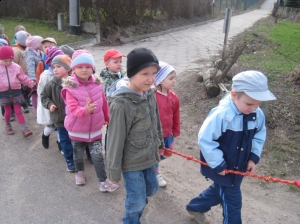 19.04.2013r. Maluszki podglÄdajÄ kury w kurniku