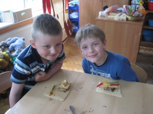 10.05.2013r. Słodkie - waflowe domki w grupie Straszaków