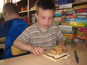 10.05.2013r. Słodkie - waflowe domki w grupie Straszaków