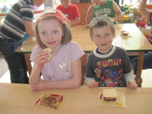 10.05.2013r. Słodkie - waflowe domki w grupie Straszaków