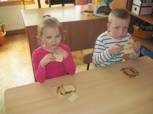 10.05.2013r. Słodkie - waflowe domki w grupie Straszaków