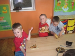 10.05.2013r. Słodkie - waflowe domki w grupie Straszaków