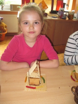 10.05.2013r. Słodkie - waflowe domki w grupie Straszaków