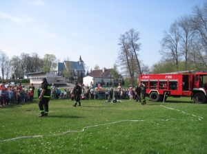 07.05.2013r. Spotkanie ze strażakami na stadionie w Charbrowie