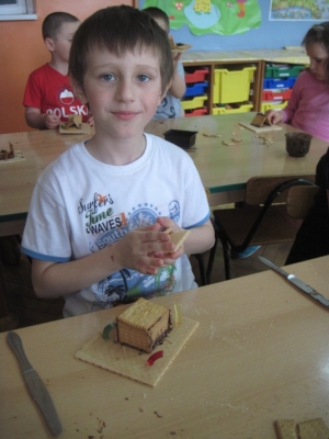 10.05.2013r. Słodkie - waflowe domki w grupie Straszaków