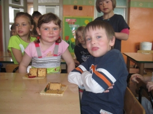 10.05.2013r. Słodkie - waflowe domki w grupie Straszaków