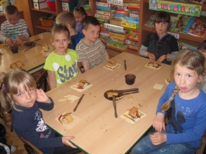 10.05.2013r. Słodkie - waflowe domki w grupie Straszaków