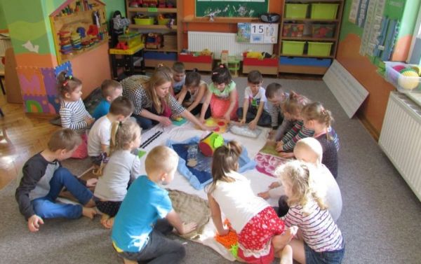 16.03.2017 Zabawy i gry rozwijające integrację sensoryczną - gr II