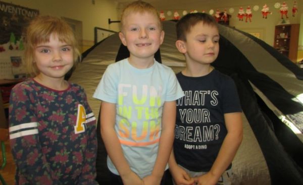 10.12.2018 Kino sferyczne - film pt. ,,Jak księżyc w gościnę do Słońca się udał” .