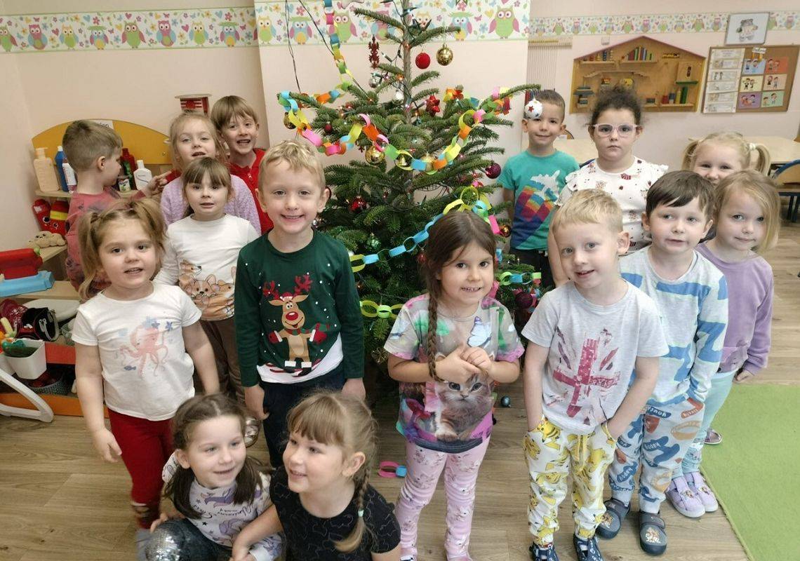 Grafika 1: Wspólne ubieranie choinki!