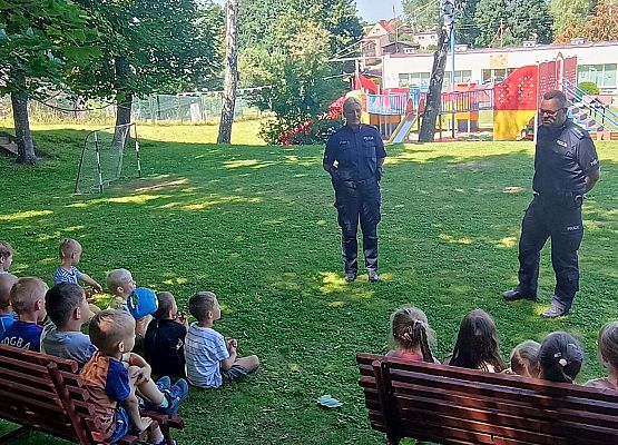 Grafika 5: Bezpieczny przedszkolak - Wakacyjne spotkanie z policjantami