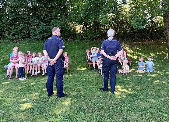 Grafika 7: Bezpieczny przedszkolak - Wakacyjne spotkanie z policjantami