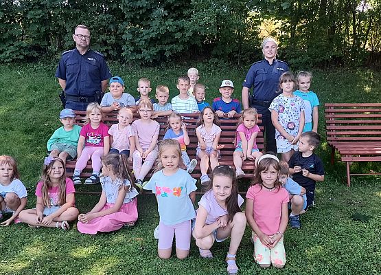 Grafika 11: Bezpieczny przedszkolak - Wakacyjne spotkanie z policjantami