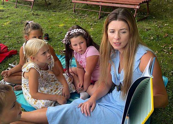 Grafika 1: Poobiednie spotkania z książką - czytanie dzieciom  ulubionych książeczek.