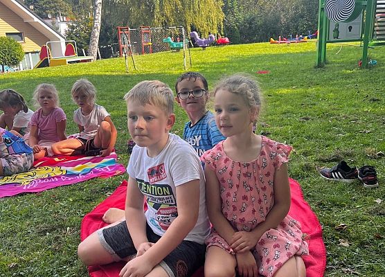 Grafika 5: Poobiednie spotkania z książką - czytanie dzieciom  ulubionych książeczek.