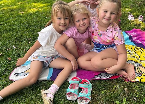 Grafika 6: Poobiednie spotkania z książką - czytanie dzieciom  ulubionych książeczek.