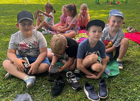 Grafika 8: Poobiednie spotkania z książką - czytanie dzieciom  ulubionych książeczek.