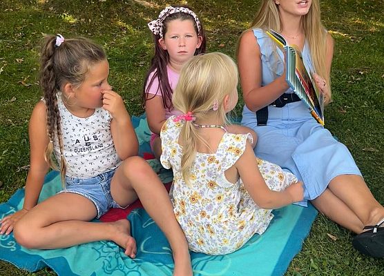 Grafika 7: Poobiednie spotkania z książką - czytanie dzieciom  ulubionych książeczek.