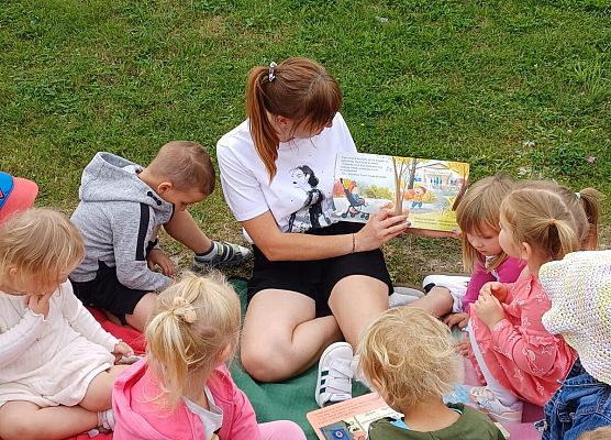 Grafika 10: Poobiednie spotkania z książką - czytanie dzieciom  ulubionych książeczek.