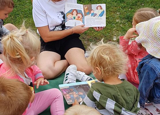 Grafika 9: Poobiednie spotkania z książką - czytanie dzieciom  ulubionych książeczek.