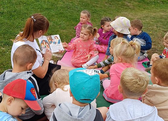 Grafika 17: Poobiednie spotkania z książką - czytanie dzieciom  ulubionych książeczek.