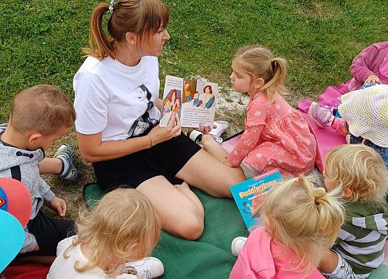 Grafika 18: Poobiednie spotkania z książką - czytanie dzieciom  ulubionych książeczek.