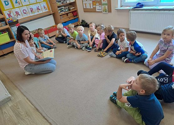 Grafika 22: Poobiednie spotkania z książką - czytanie dzieciom  ulubionych książeczek.