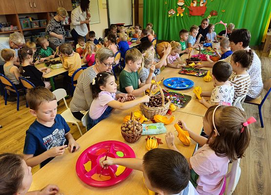 Grafika 9: 25.10.2024 Warsztaty kreatywne z Seniorami  z Klubu Seniora w Wicku