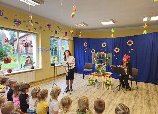 Grafika 1: 29.10.2024 Bajka muzyczna pt. "Kwiatki z kwiateczkowa"