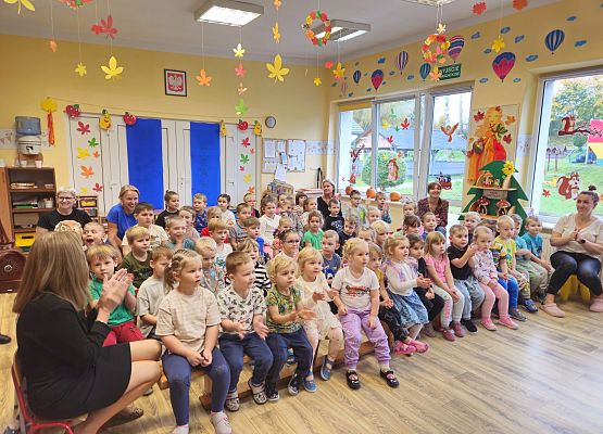 Grafika 4: 29.10.2024 Bajka muzyczna pt. "Kwiatki z kwiateczkowa"