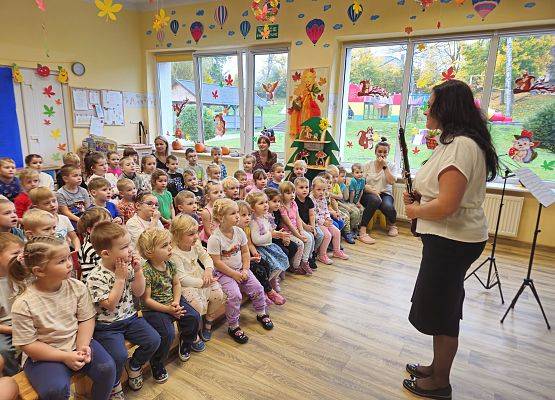 Grafika 5: 29.10.2024 Bajka muzyczna pt. "Kwiatki z kwiateczkowa"