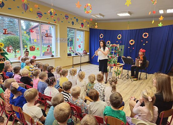 Grafika 9: 29.10.2024 Bajka muzyczna pt. "Kwiatki z kwiateczkowa"