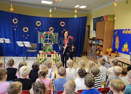 Grafika 10: 29.10.2024 Bajka muzyczna pt. "Kwiatki z kwiateczkowa"