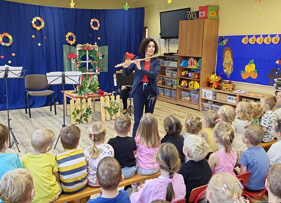 Grafika 11: 29.10.2024 Bajka muzyczna pt. "Kwiatki z kwiateczkowa"