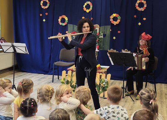 Grafika 13: 29.10.2024 Bajka muzyczna pt. "Kwiatki z kwiateczkowa"