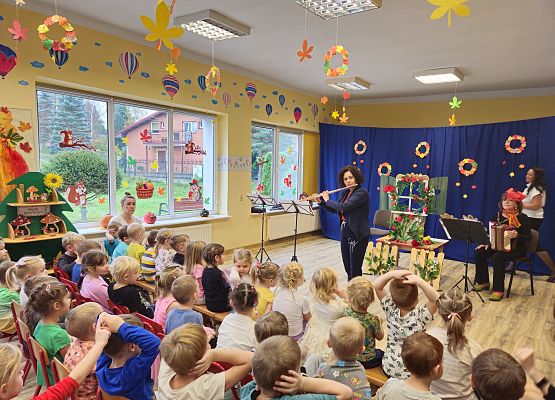 Grafika 14: 29.10.2024 Bajka muzyczna pt. "Kwiatki z kwiateczkowa"